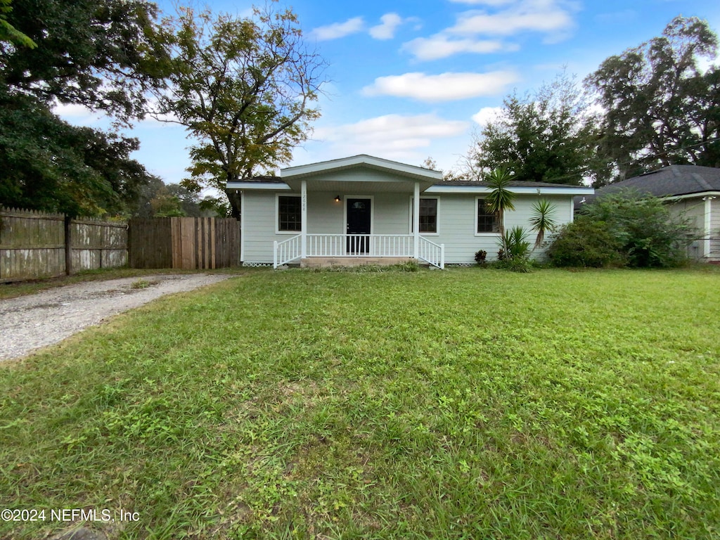 single story home featuring a porch and a front lawn