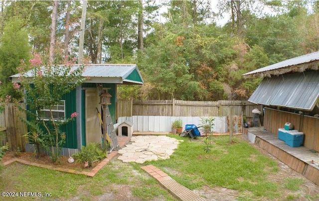 view of yard featuring a storage shed