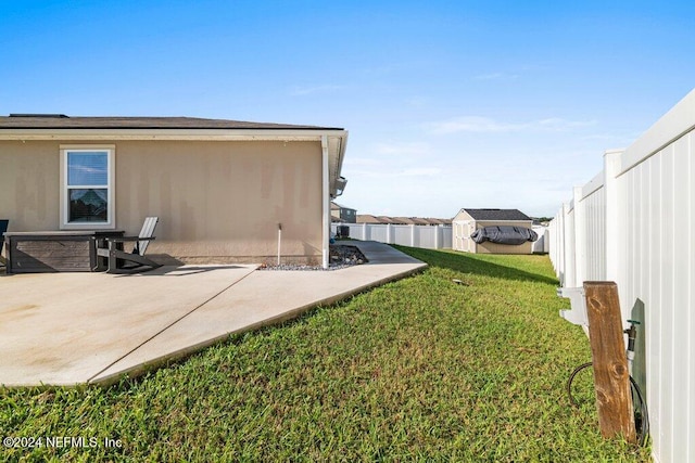 view of yard featuring a patio