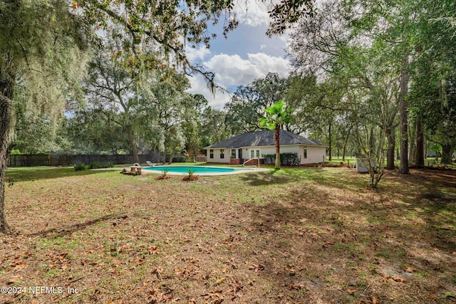 view of yard featuring a fenced in pool