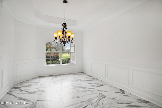 unfurnished room featuring crown molding, a notable chandelier, and a tray ceiling