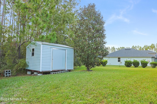 view of yard featuring a storage unit