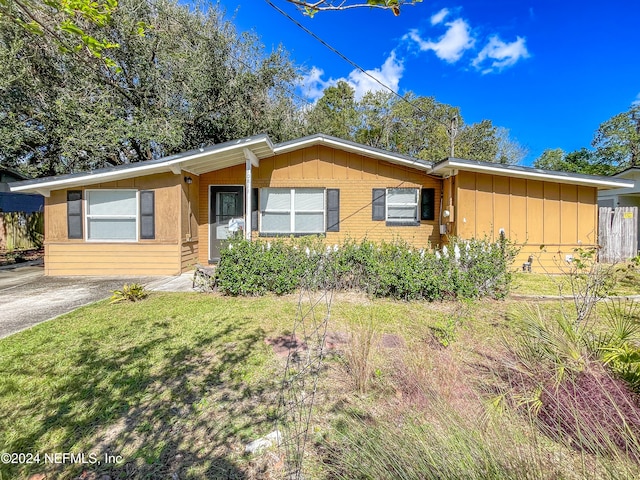 ranch-style home with a front lawn