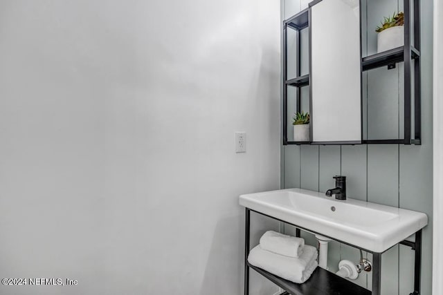 bathroom featuring sink