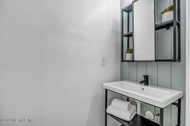 8300 Plaza Gate Ln Unit 1183, Jacksonville, FL 32217 - bathroom featuring a sink