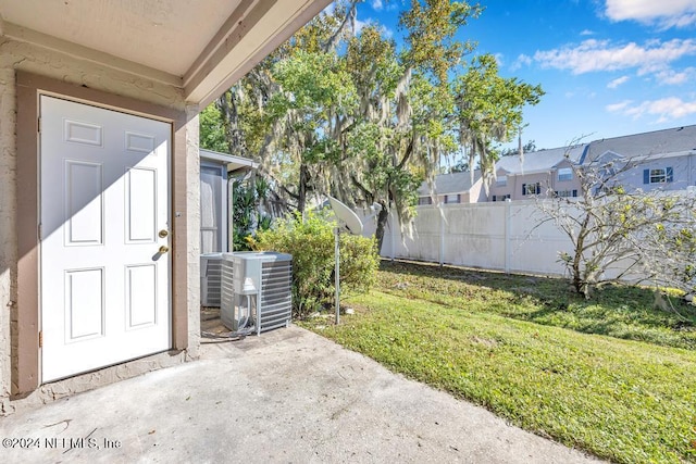 8300 Plaza Gate Ln Unit 1183, Jacksonville, FL 32217 - view of yard with a patio area, central AC unit, and a residential view