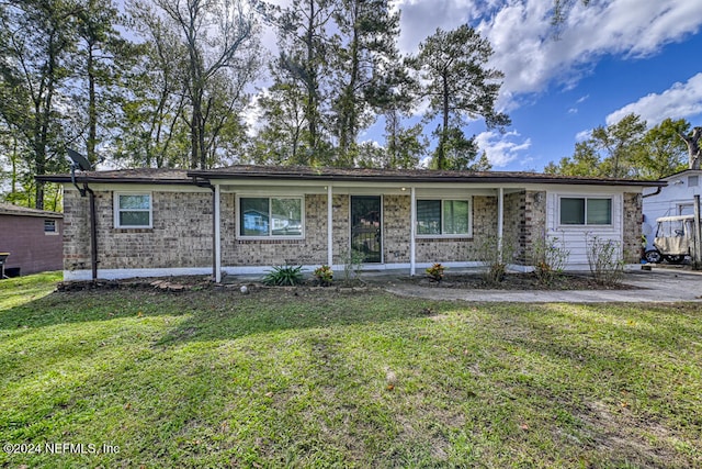 single story home featuring a front yard