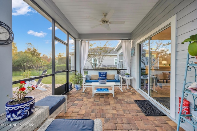 sunroom with ceiling fan