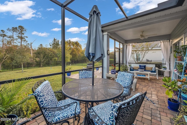 sunroom with ceiling fan