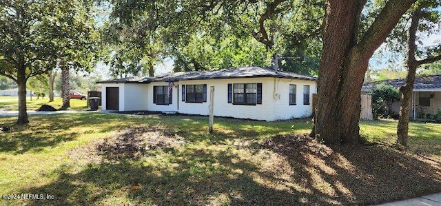 ranch-style house featuring a front yard