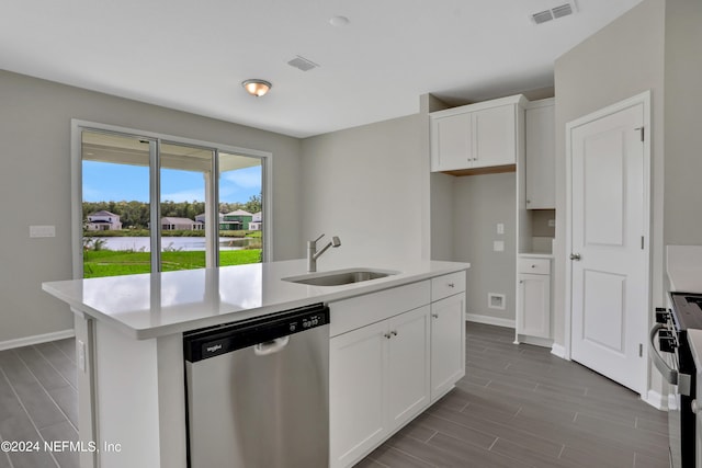 kitchen with dishwasher, white cabinetry, a kitchen island with sink, and sink