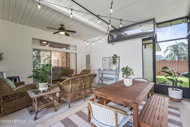 sunroom with ceiling fan