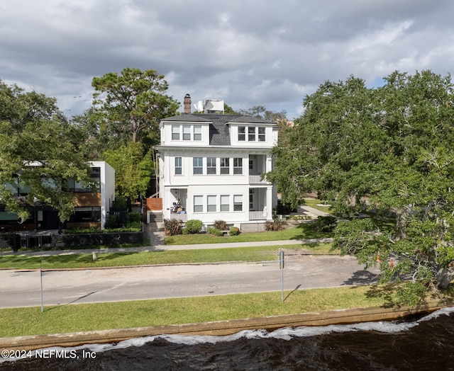 view of front facade with a front yard