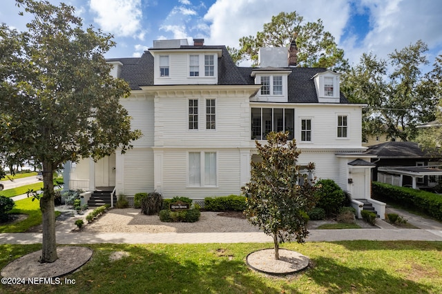 view of front of house featuring a front yard