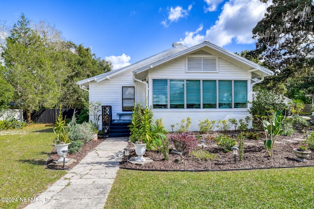 view of front of property featuring a front lawn