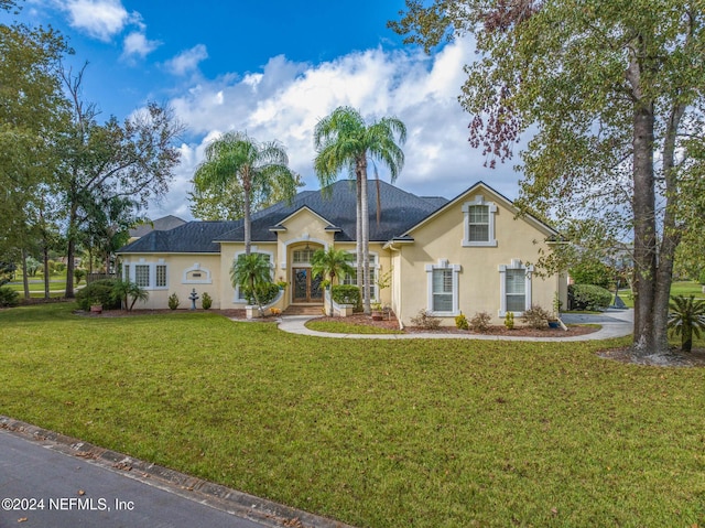 view of front of property featuring a front yard