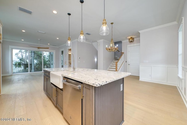 kitchen featuring sink, pendant lighting, a center island with sink, dishwasher, and light hardwood / wood-style floors