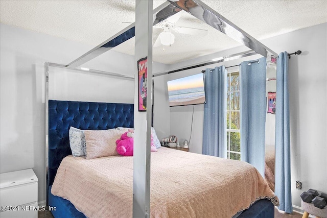 bedroom featuring ceiling fan and a textured ceiling