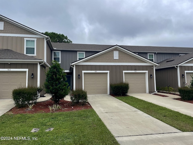 view of front of property with a front yard