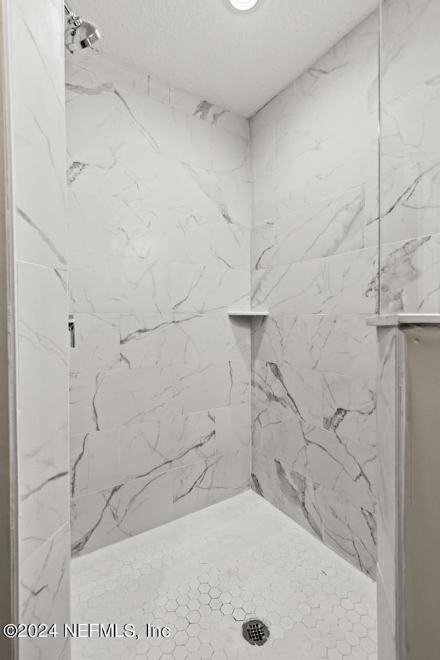 bathroom featuring a tile shower