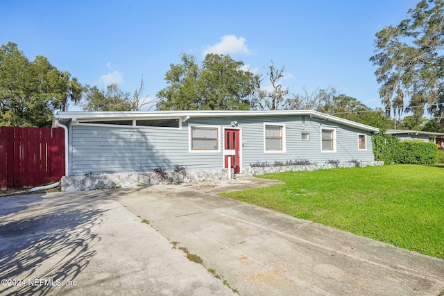 view of front of home featuring a front yard