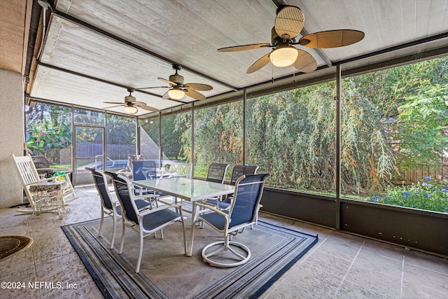 sunroom with ceiling fan