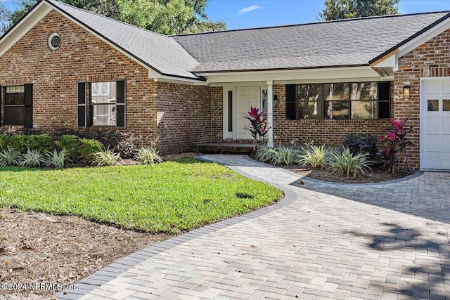 view of front of home featuring a garage and a front yard