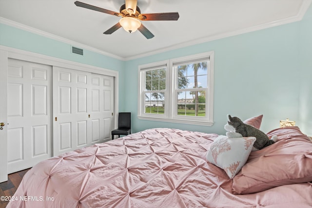 bedroom with dark hardwood / wood-style flooring, ceiling fan, a closet, and crown molding