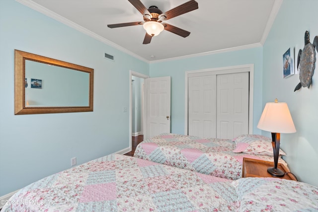 bedroom with ornamental molding, a closet, and ceiling fan