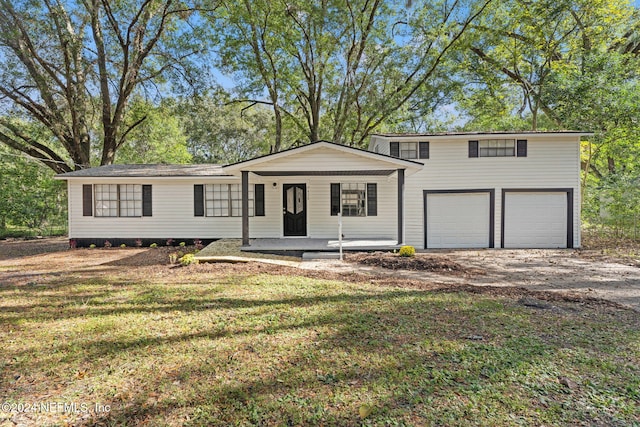 view of front of property featuring a front yard and a garage