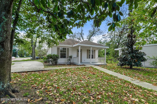 view of front of property featuring covered porch