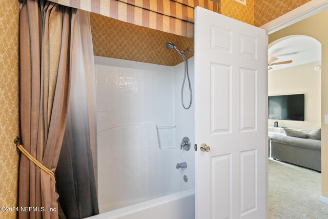 7801 Point Meadows Dr Unit 8406, Jacksonville, FL 32256 - bathroom with wallpapered walls, a ceiling fan, and shower / bath combo