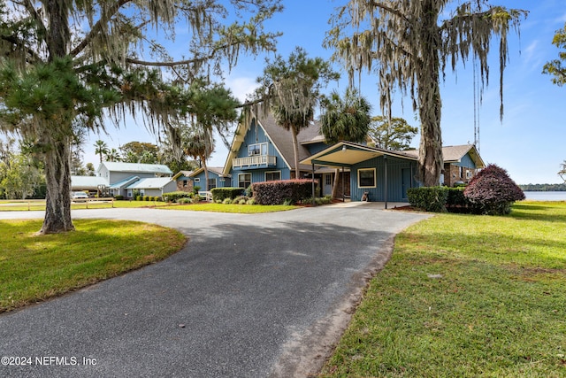 view of front of home featuring a front yard