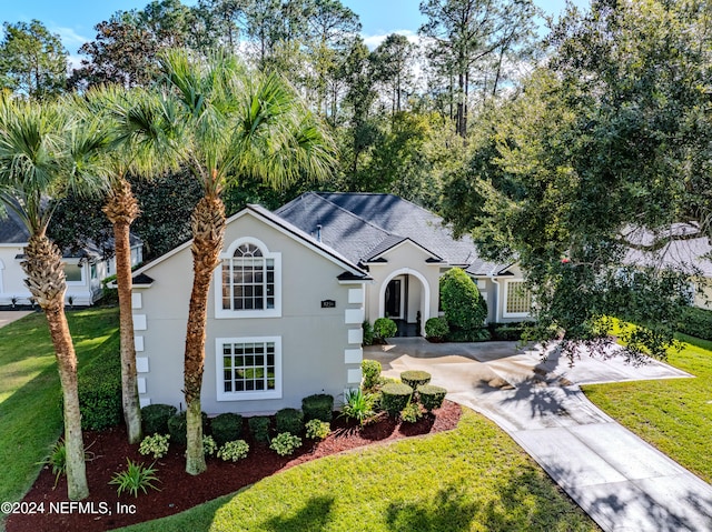 view of front of house featuring a front yard