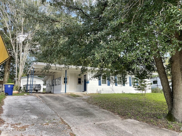 view of front of property featuring a carport