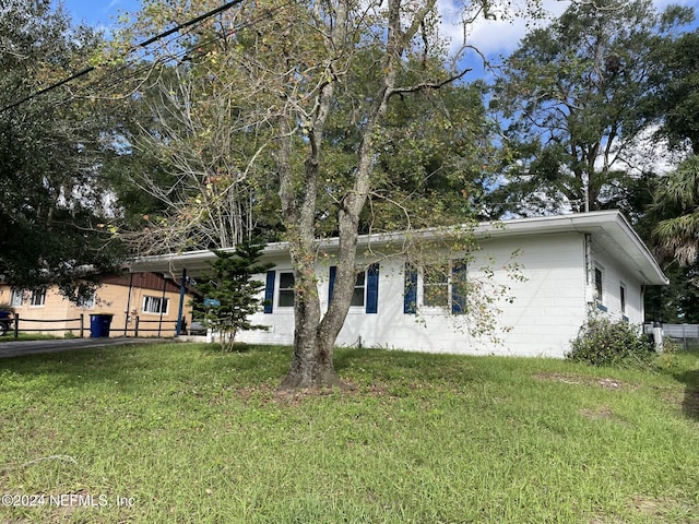 single story home featuring a front lawn