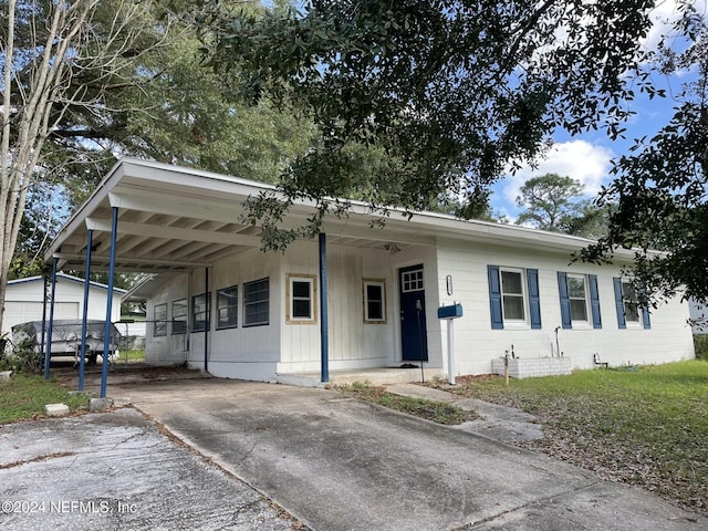 view of front facade with a carport