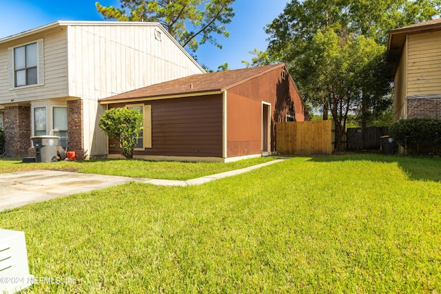 view of side of property featuring a yard