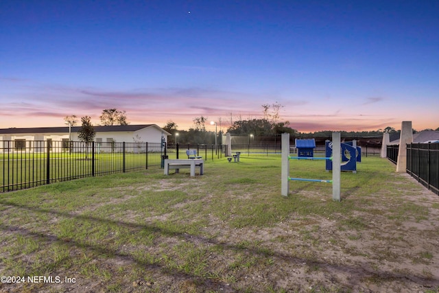 view of yard at dusk