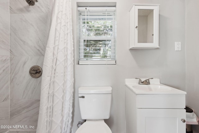 bathroom with a shower with curtain, vanity, and toilet