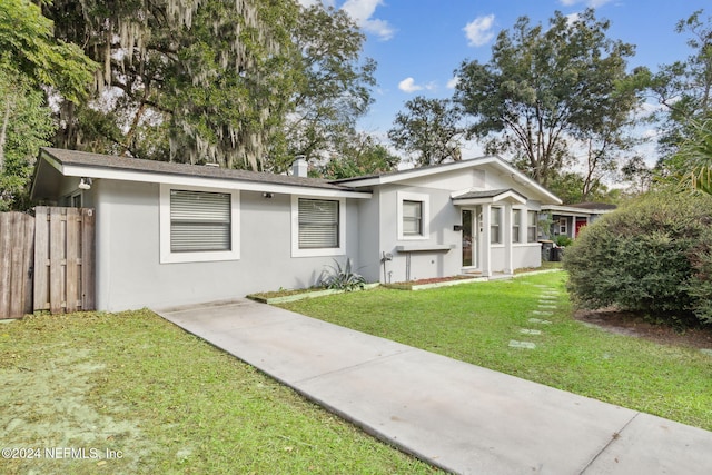 view of front of property featuring a front lawn