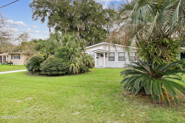 view of front of property featuring a front yard