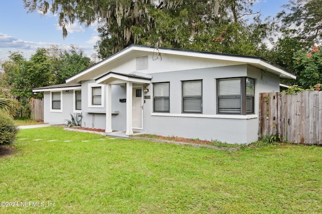 view of front of house with a front lawn