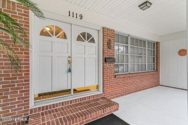 entrance to property featuring a porch