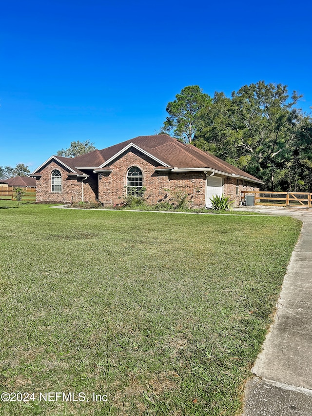 ranch-style house featuring a front lawn