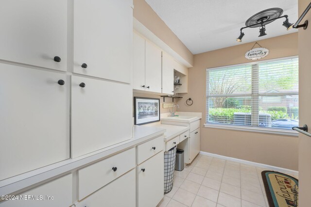 washroom featuring sink and light tile patterned floors