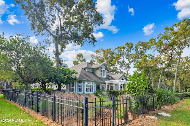 view of front facade featuring a front yard