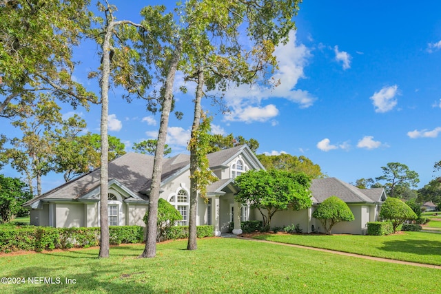 view of front of home featuring a front yard