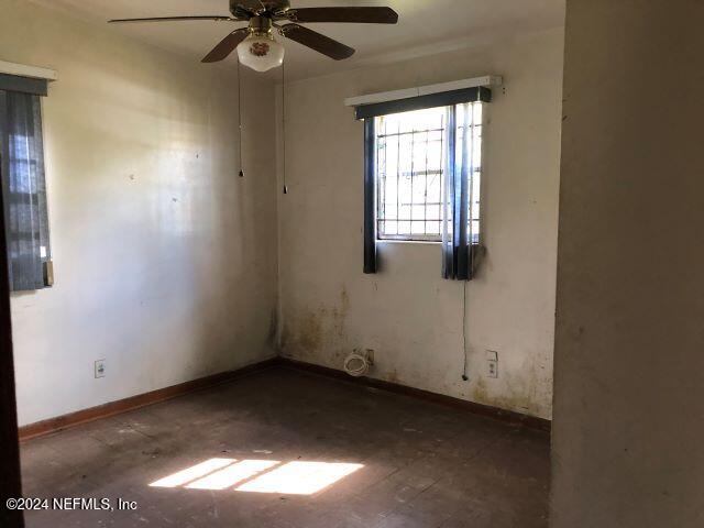 unfurnished room with ceiling fan