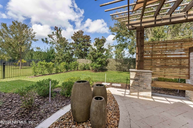 view of yard featuring a pergola